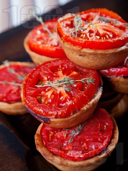Тарталети с кайма и домати във форма за мъфини за закуска или предястие - снимка на рецептата
